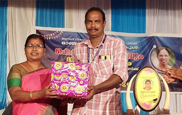 Presenting Memento to Retiring Headmistress Preetha